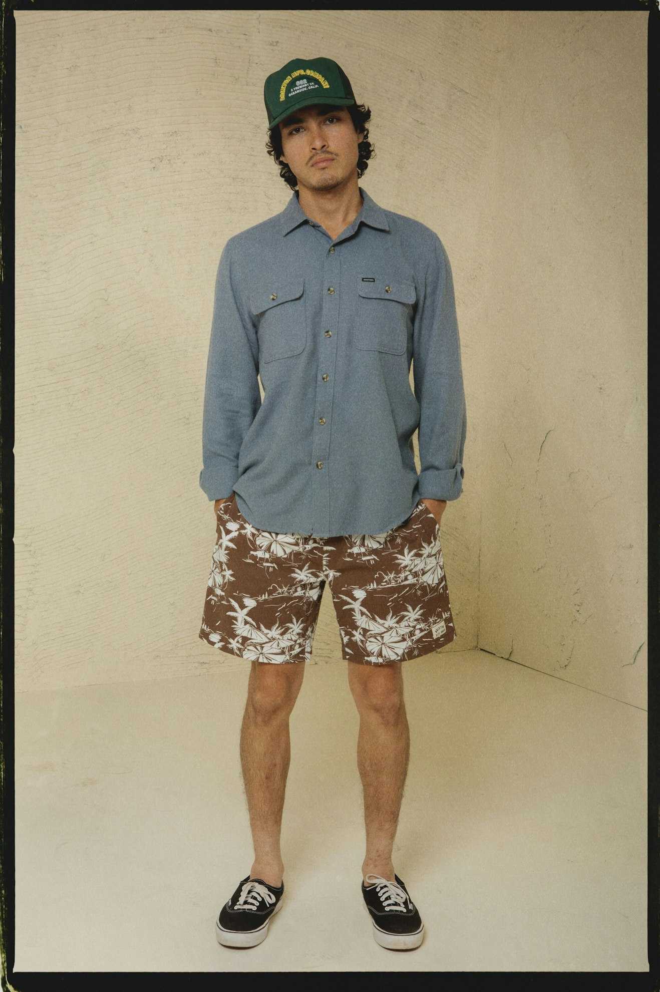 Men's Lifestyle 3 | Voyage Hybrid Short 5.5" - Sepia Umbrella Scene