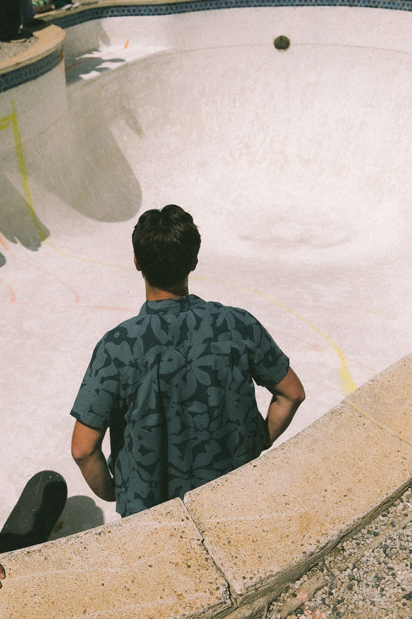 Men's Charter Print S/S Shirt in the color Washed Navy/Azure Blue Floral - Men's Lifestyle image