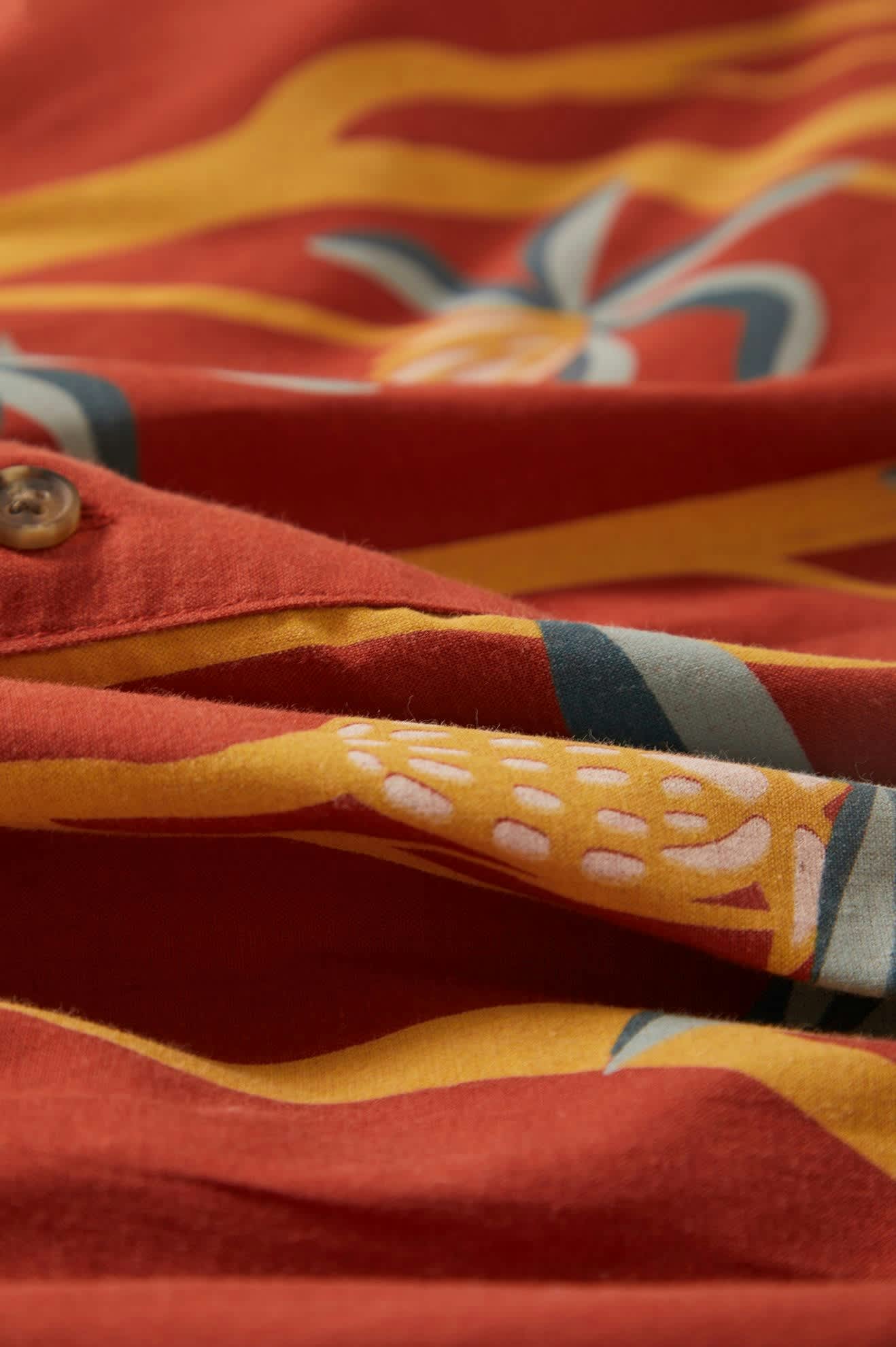 Men's Charter Print S/S Shirt in the color Dark Red Scenic Trip - Additional Laydown image