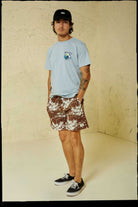 Men's Lifestyle 1 | Voyage Hybrid Short 5.5" - Sepia Umbrella Scene