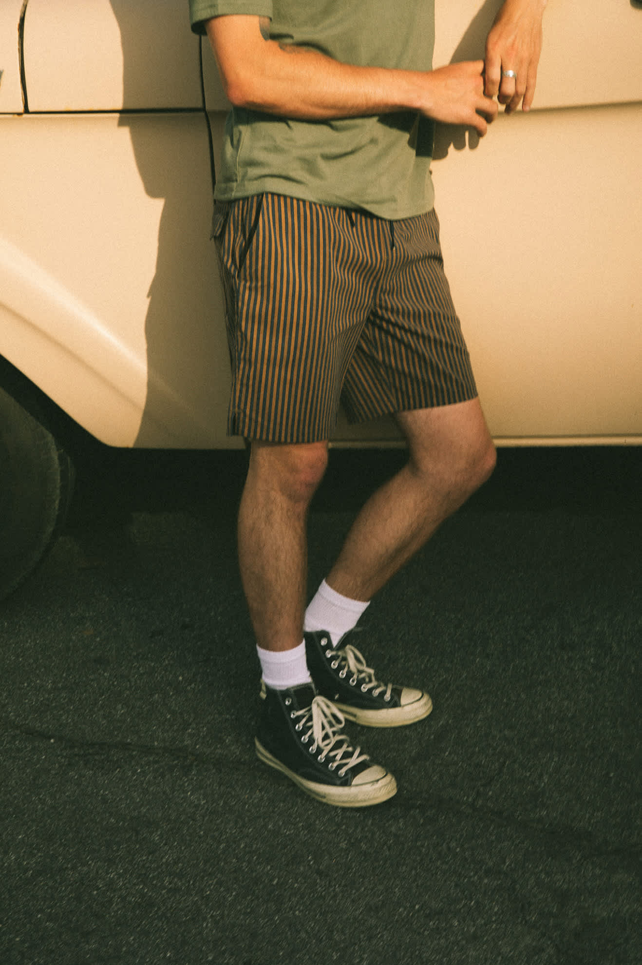 Men's Everyday Stretch Hybrid Short 5.5" in the color Washed Navy/Sunbaked Herringbone - Men's Lifestyle image